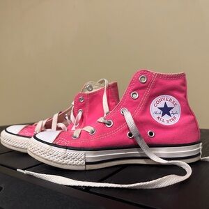 Girl size one hot pink converse Chuck Taylor’s! Gently used!